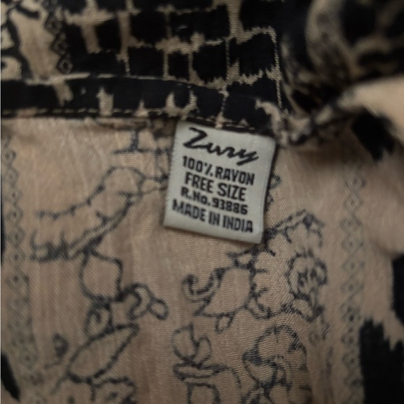 Zury Black and Tan Patterned Top - Picture 7 of 8
